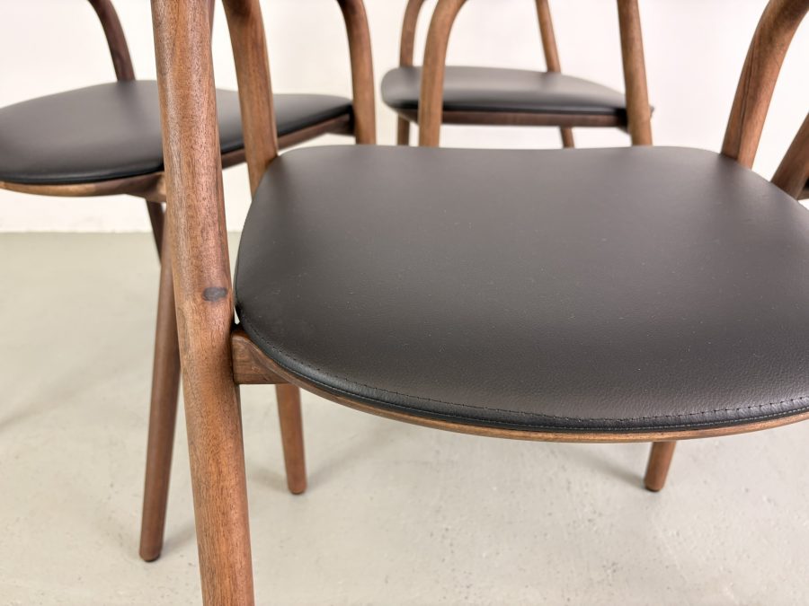 Artisan Neva eetkamerstoel, Europees walnoot, Knoesten, Zwart leer - Afbeelding 9