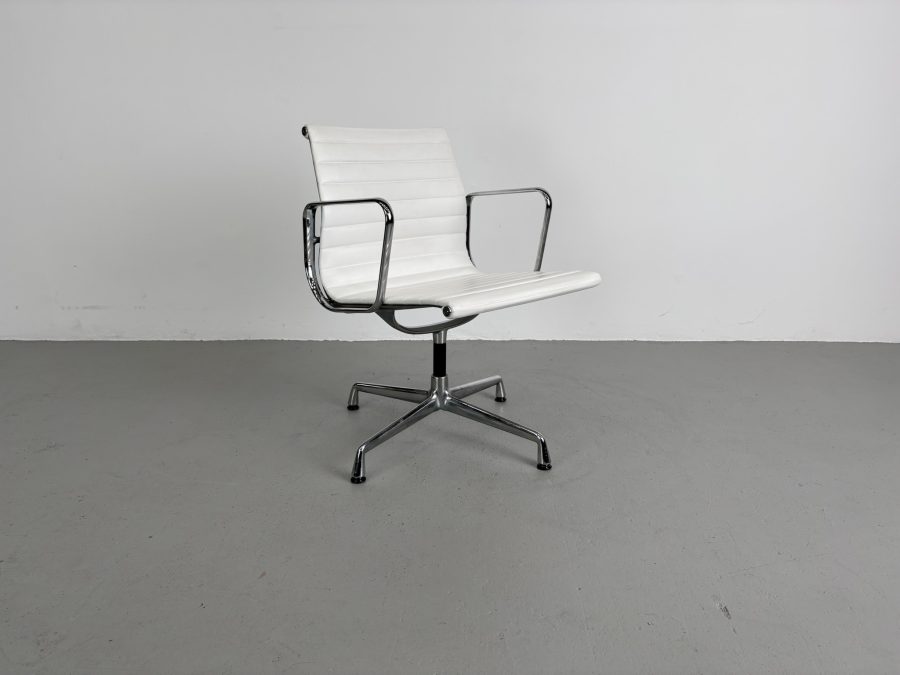 Vitra EA 108, Chroom, Snow White leer