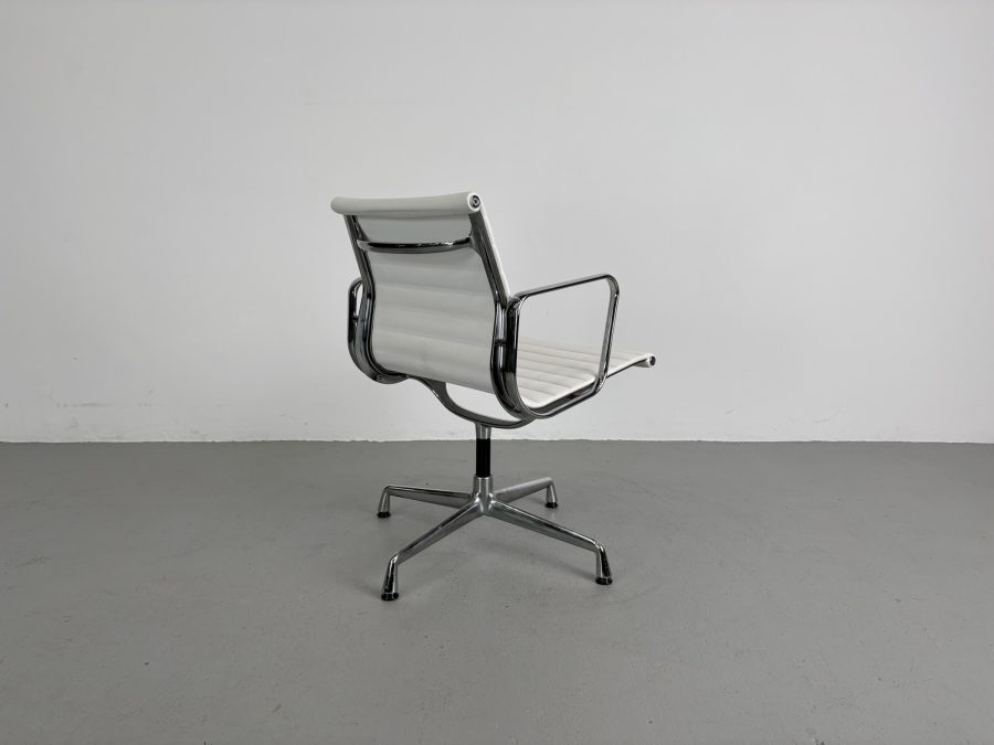 Vitra EA 108, Chroom, Snow White leer - Afbeelding 4