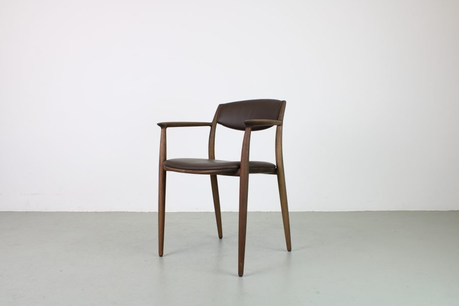 Artisan Nila eetkamerstoel, Europees walnoot, Zenith leer 9015 Testa di Moro
