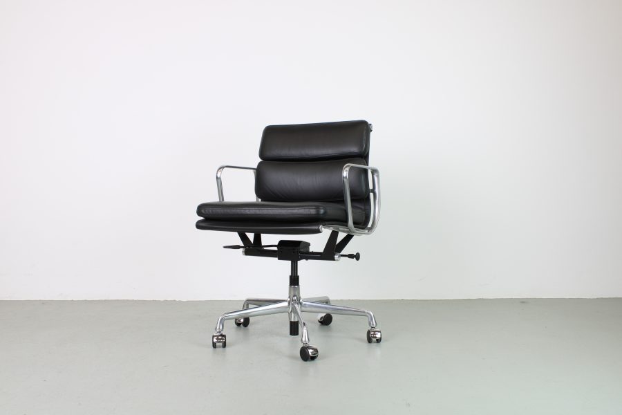 Herman Miller EA 217 Softpad bureaustoel, zwart leer, Aluminium