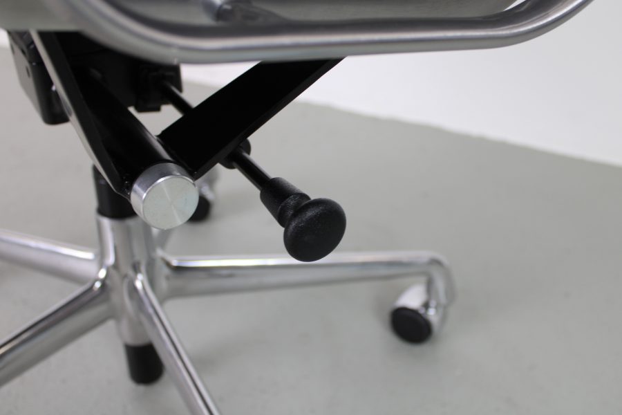 Herman Miller EA 217 Softpad bureaustoel, zwart leer, Aluminium - Afbeelding 5