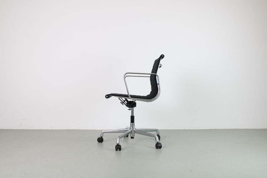 Vitra EA 117 bureaustoel, Zwart hopsak, Aluminium