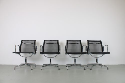 Vitra EA 107, Zwart netweave, chroom