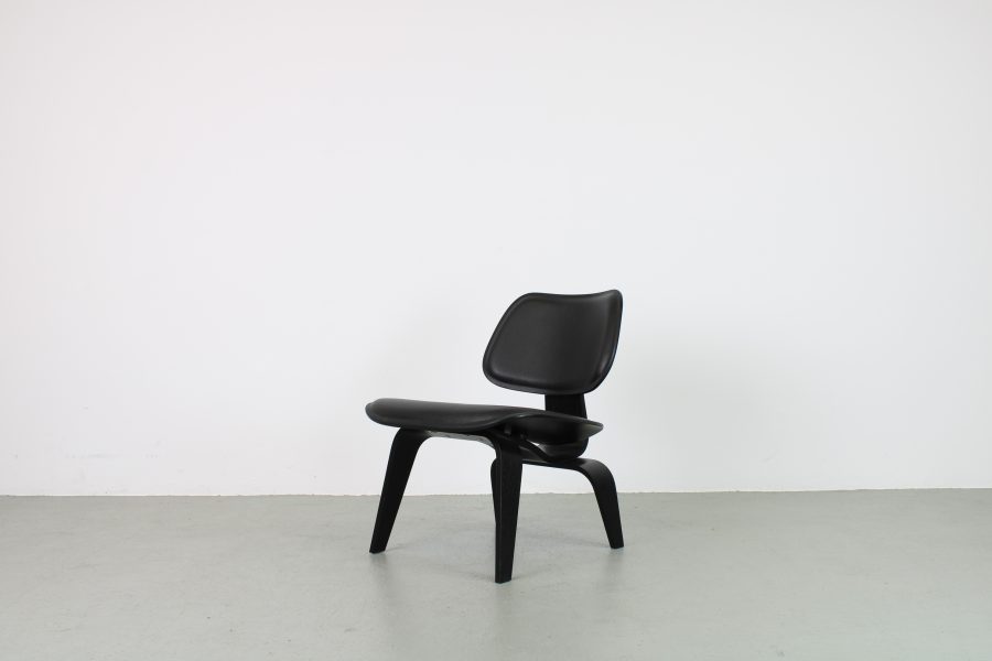 Vitra Plywood LCW, Zwart essen met zwart leer - Afbeelding 3