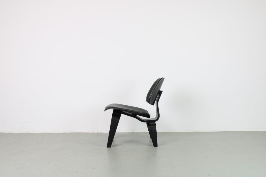 Vitra Plywood LCW, Zwart essen met zwart leer