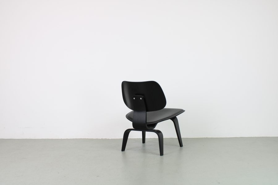 Vitra Plywood LCW, Zwart essen met zwart leer - Afbeelding 4