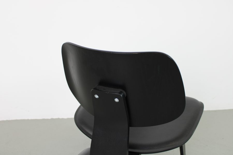 Vitra Plywood LCW, Zwart essen met zwart leer - Afbeelding 7
