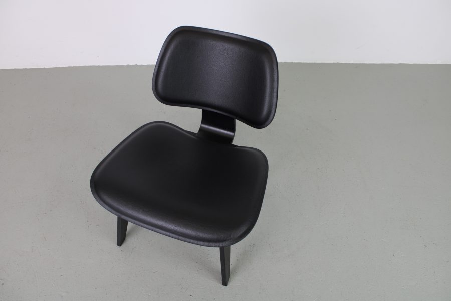 Vitra Plywood LCW, Zwart essen met zwart leer - Afbeelding 8