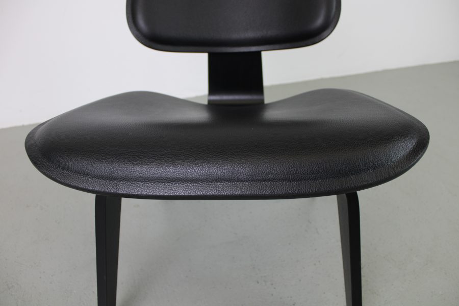 Vitra Plywood LCW, Zwart essen met zwart leer - Afbeelding 9